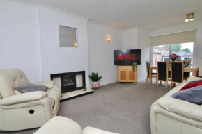 Malmesbury House - Cosy Home Near M6 & CBS Arena